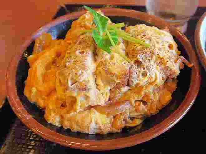ふっくらとおいしそうな丸亀製麺のカツ丼小
