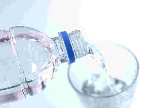 水をグラスに注ぐところ
