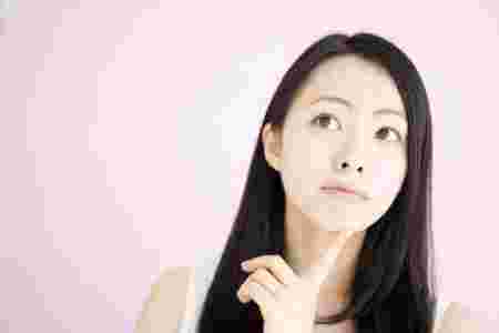 考える女性