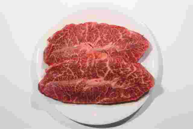 お皿に乗せたミスジ肉