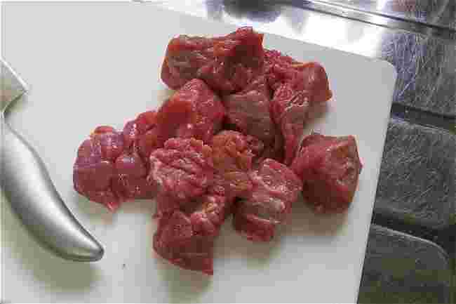 サイコロステーキの焼く前の肉