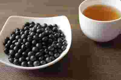 黒豆と黒豆茶が机の上にある