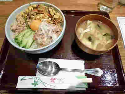 納豆ビビンバ丼と味噌汁の画像