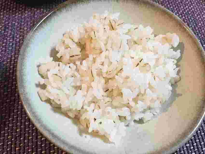 白米に押し麦を混ぜて炊いた麦飯