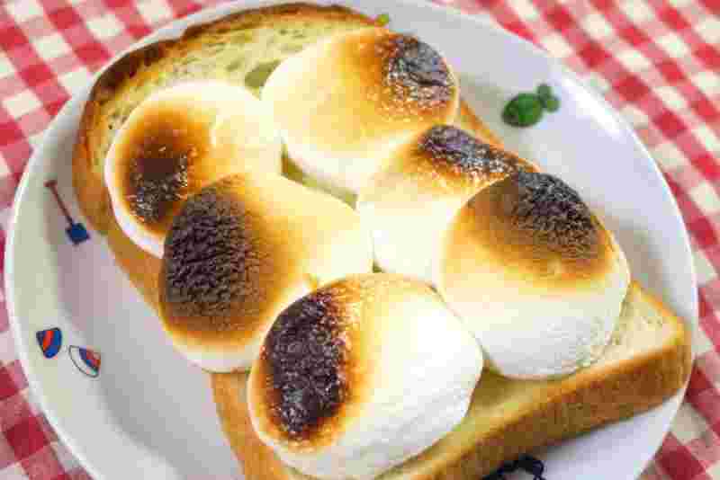 キャンプファイヤーマシュマロ ジャイアントロースターズを食パンにのせて焼く