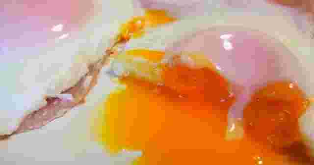 半熟の目玉焼きを半分にカットして黄身がでている様子