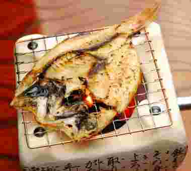七輪に乗ったのどぐろの干物