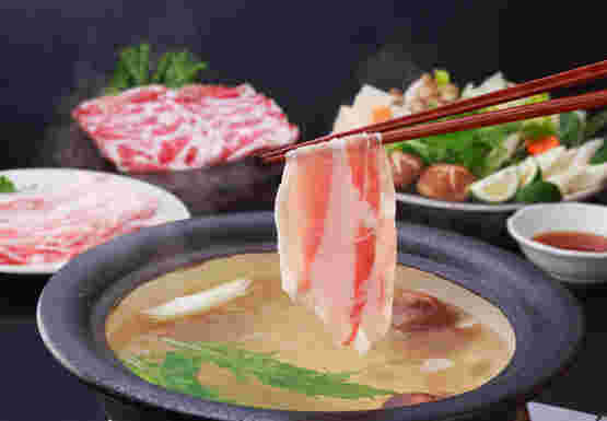 豚肉をしゃぶしゃぶしている画像
