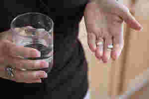 薬を水で飲む様子