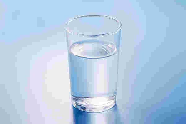 コップに水がたくさん入っている様子