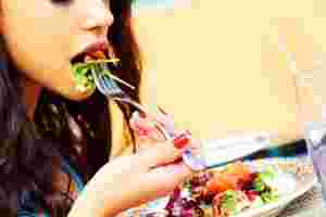 サラダを食べている女性