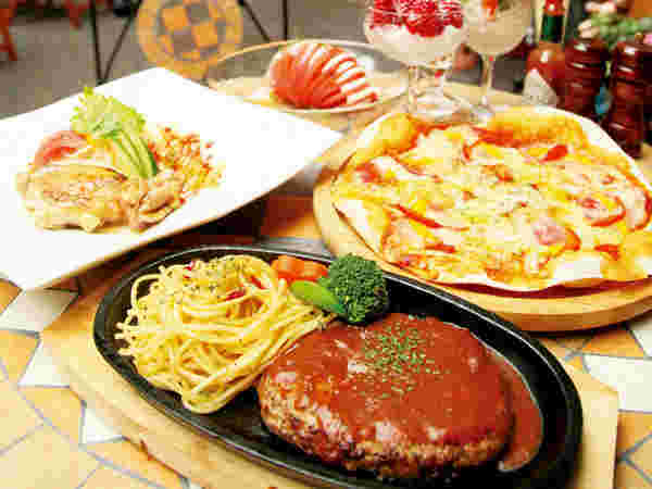 ピザやハンバーグなどの外食がたくさん並んでいる様子