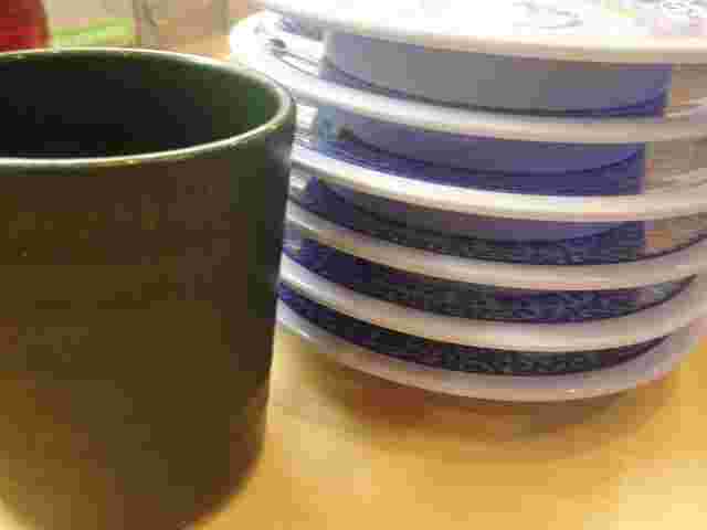 積み上げられた皿とお茶