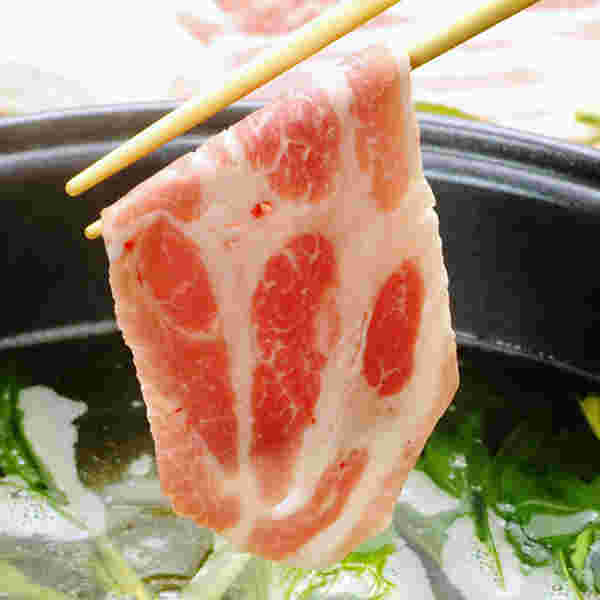 豚肩ロースを茹でる定番料理である豚肩ロースのしゃぶしゃぶ