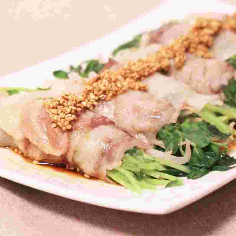 豚肩ロースのヘルシーレシピ：豆苗ときのこの豚ロール蒸し