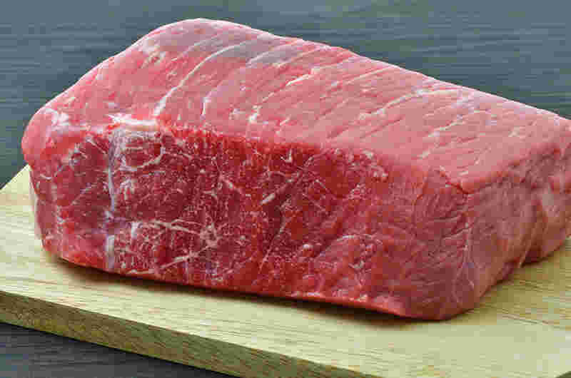 まな板の上の牛モモ肉ブロック