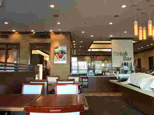 店内の席から見たドリンクバーコーナー