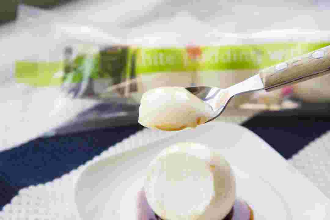 白いプリンをスプーンですくっているところ