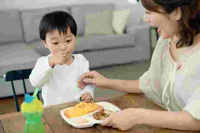 食事をする子供