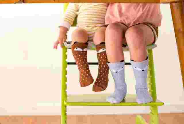 子供用の椅子に子供が2人座っている様子
