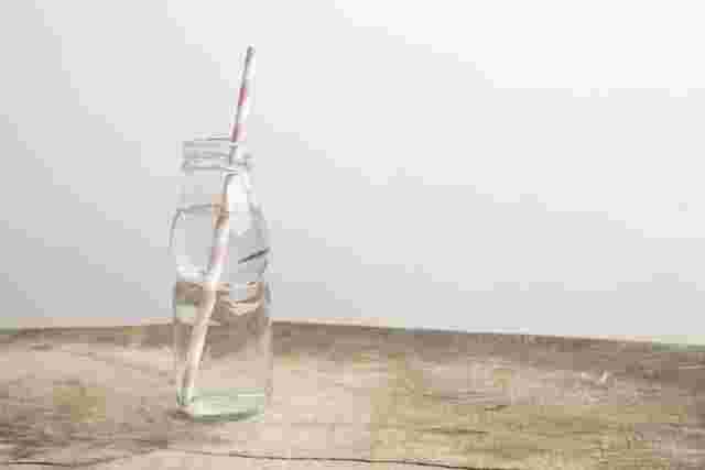 常温の水にストローがささっている様子