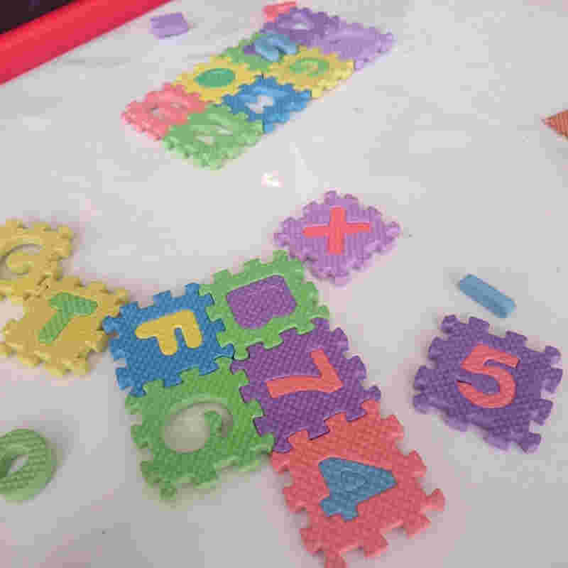 ロイヤルホストのおもちゃの英語や数字のパズルセット