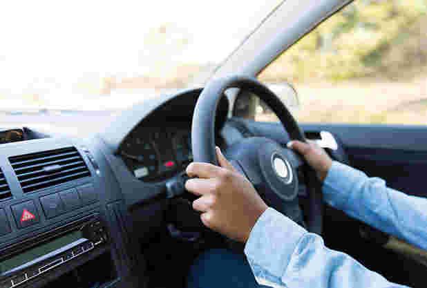 車を運転している様子