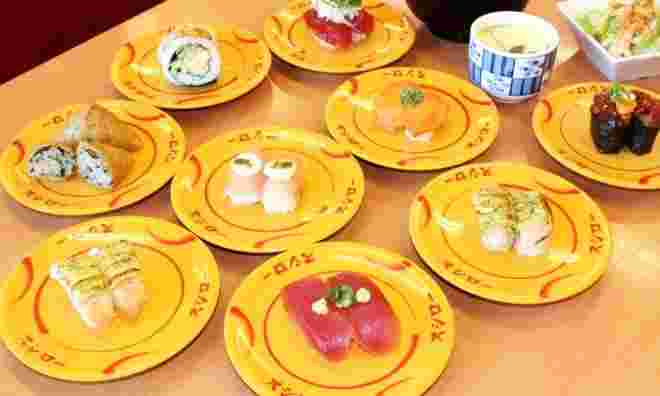 テーブルいっぱいに並んだスシローのお寿司たち