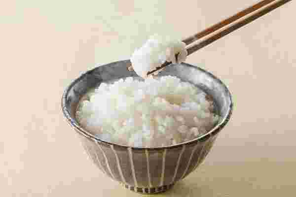 お茶碗に盛られたご飯