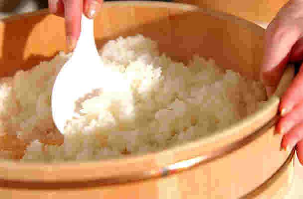 鮨飯を桶の中で合わせているところ