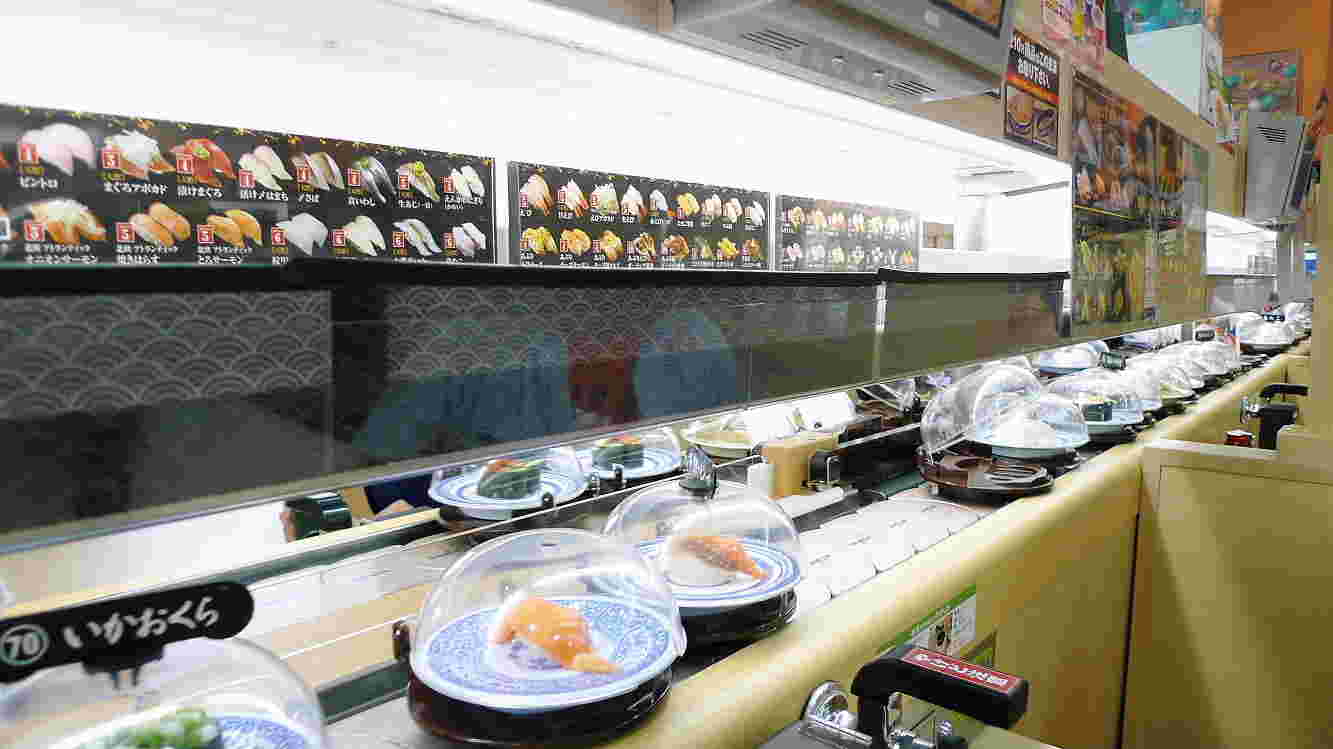 回転寿司の店内風景
