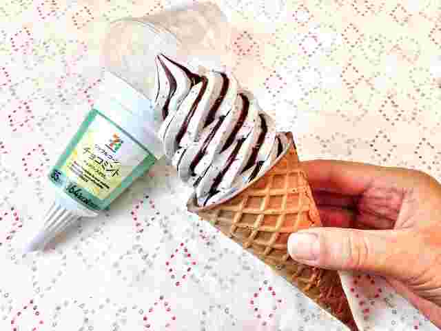 セブンイレブンのワッフルコーン チョコミントを手に持って紹介