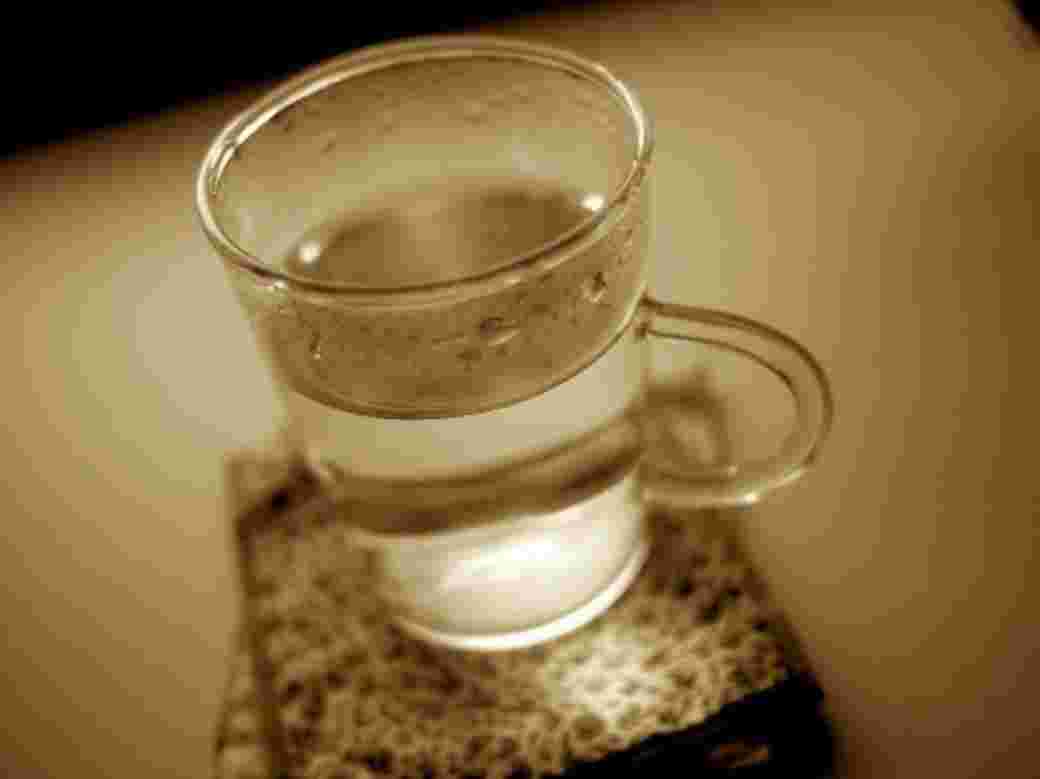 グラスに注がれた白湯