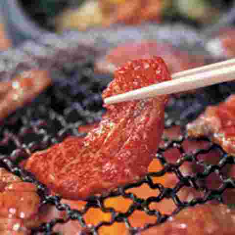 焼肉を網で焼くところ