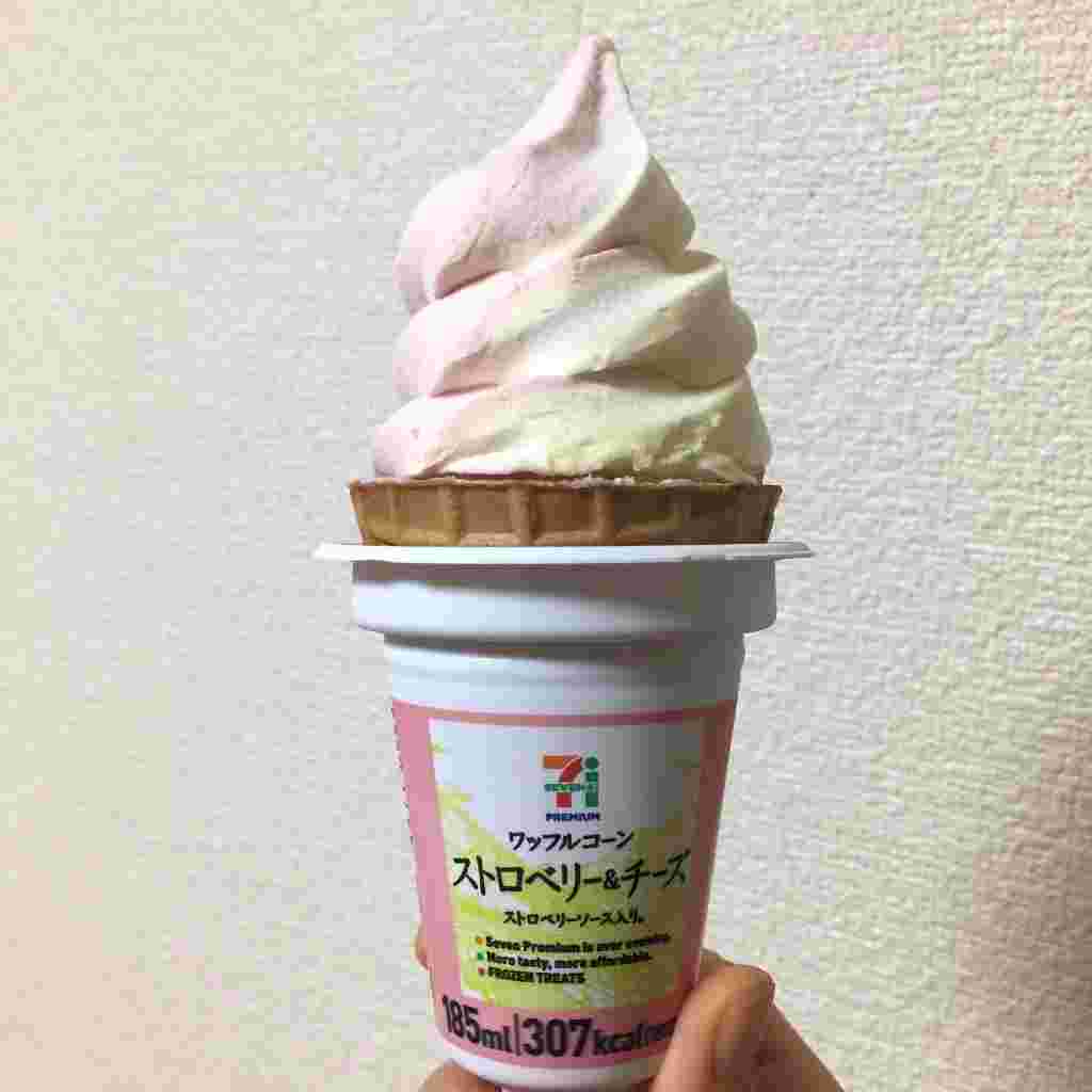 セブンイレブンのワッフルコーン ストロベリー&チーズを手に持って紹介