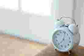 朝7時を指している時計