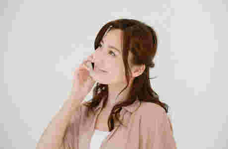 電話をしている女性