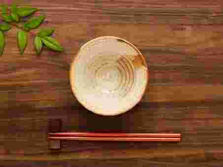 茶碗と箸おきにおかれた箸