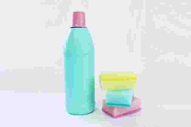 塩素系をイメージさせる容器とスポンジ3つ
