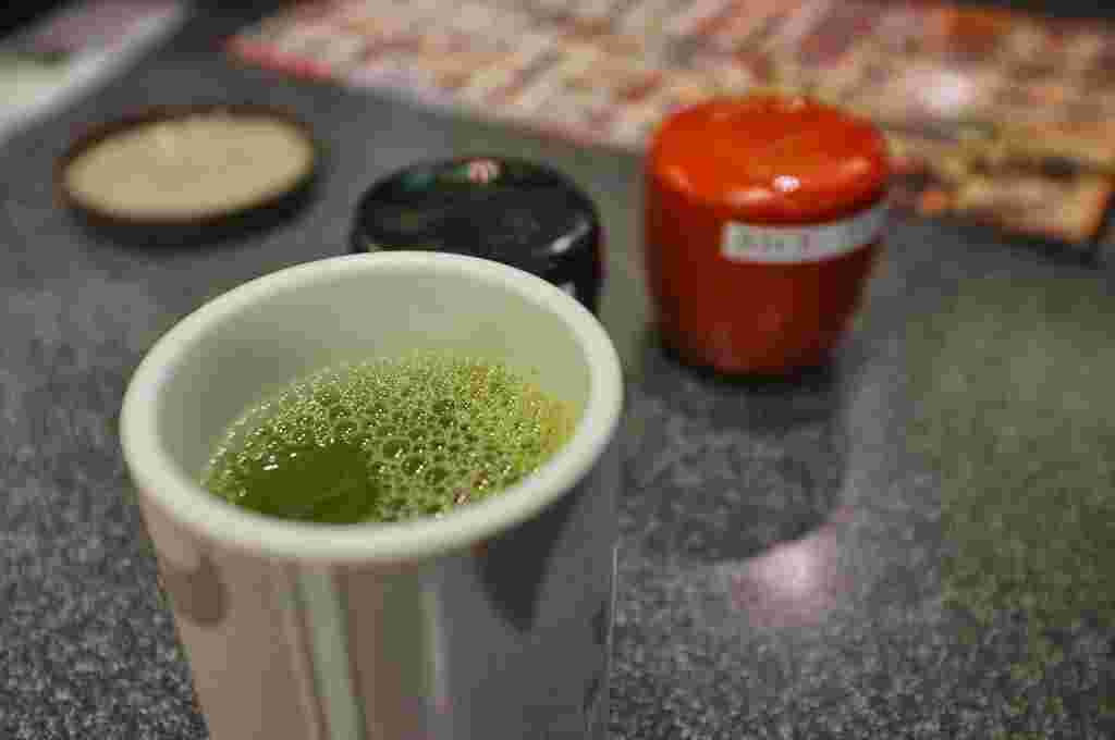 回転寿司でお茶を飲むところ