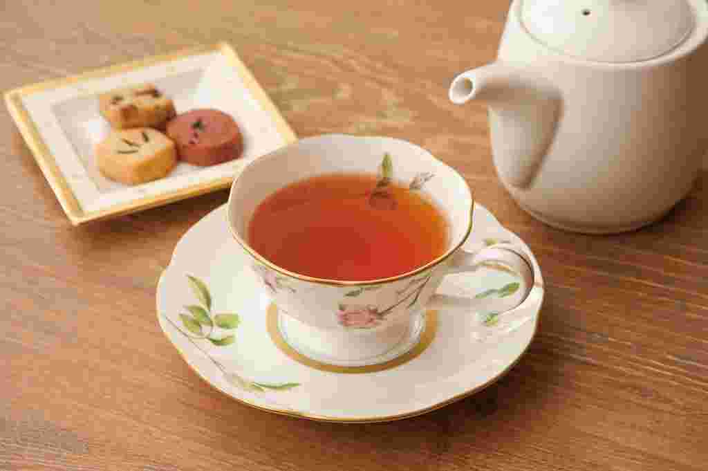 紅茶とクッキーの画像