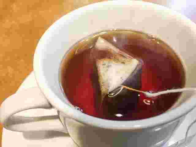 ティーバッグで紅茶を入れている画像