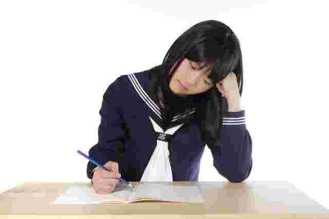 勉強で眠くなっている女子中学生