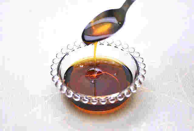 メープルシロップをスプーンですくう画像