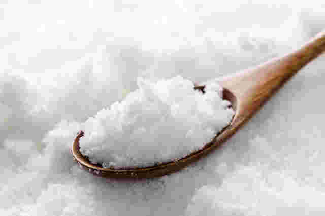 スプーンですくった白砂糖