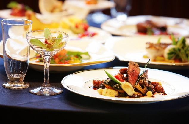 テーブルに並ぶディナー