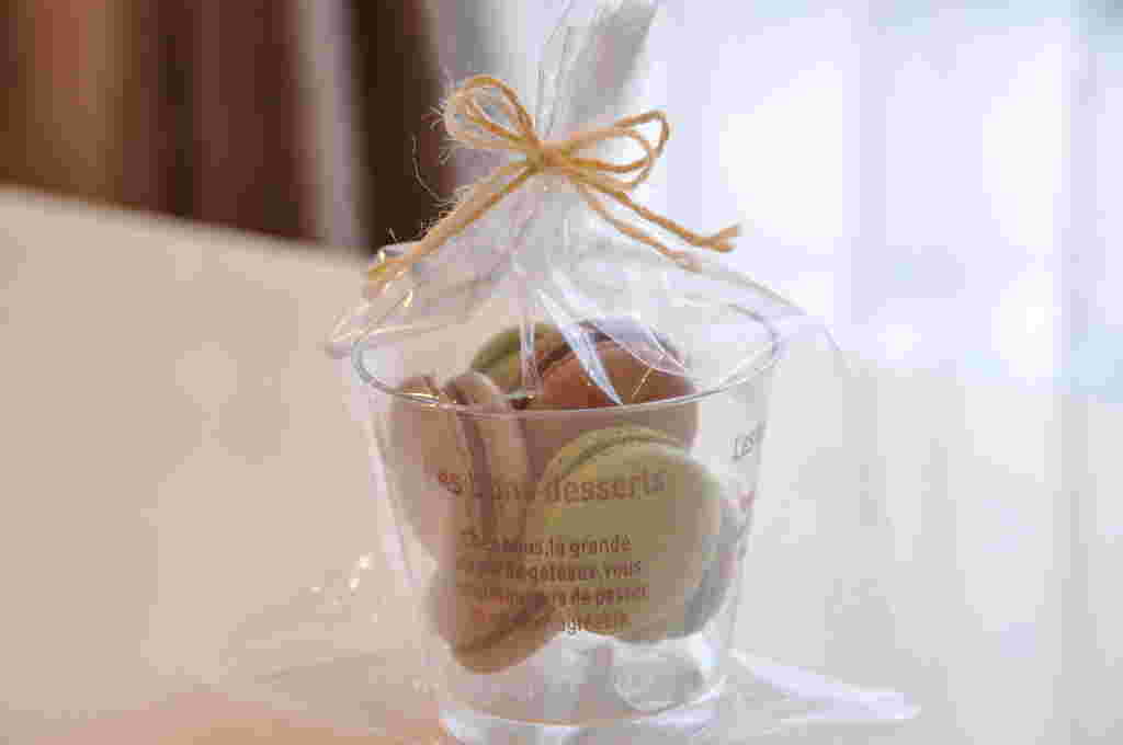 ゼリーカップに入ったチョコレートと抹茶のマカロン