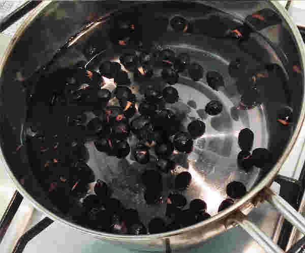 黒豆茶を煮出している