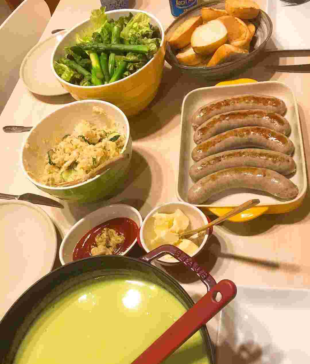 食卓の上に並べられたコストコのソーセージと色とりどりの食材