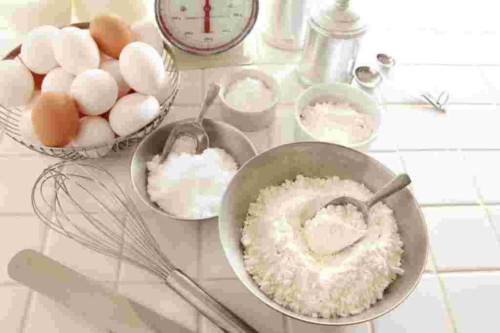 薄力粉や卵などパンケーキの材料